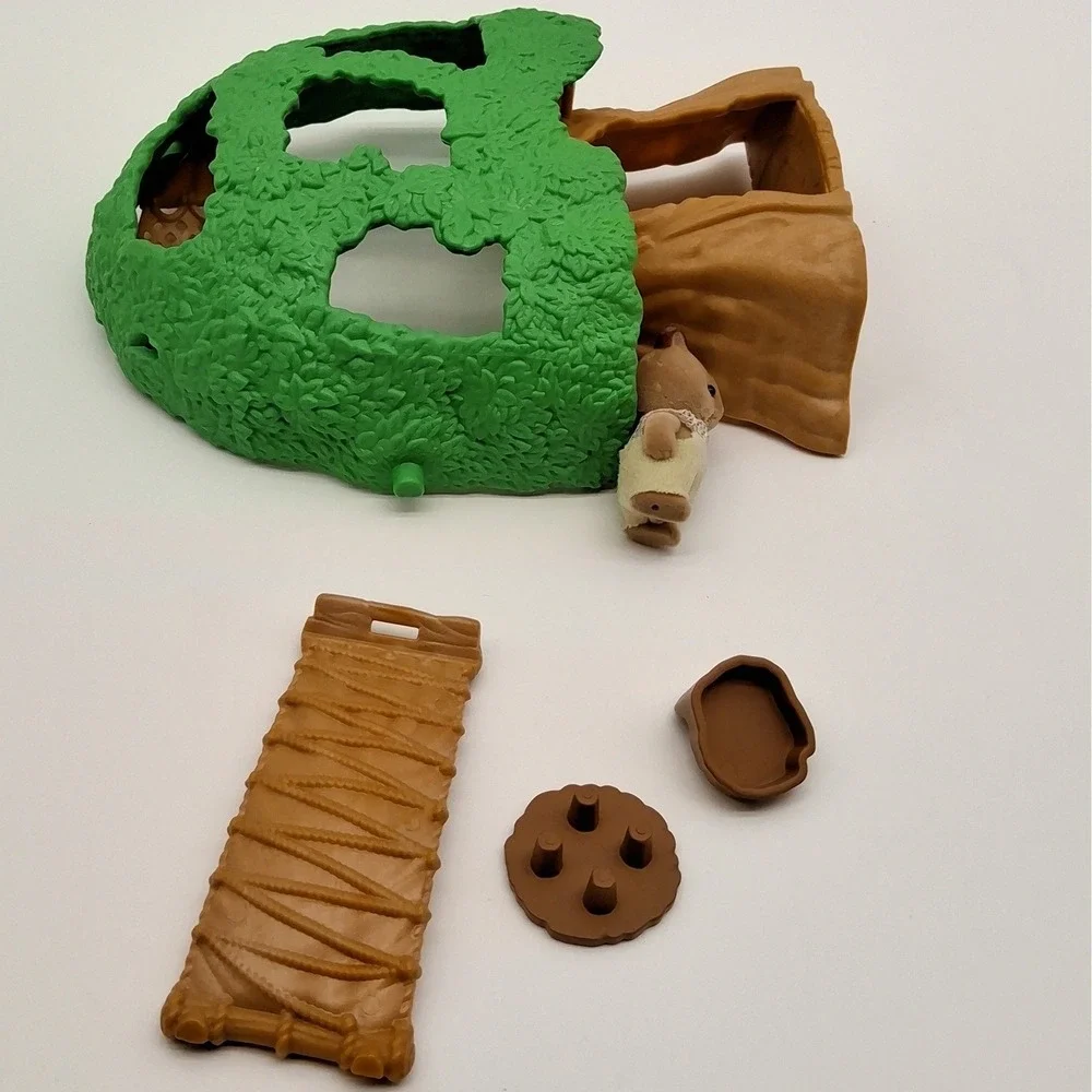 Calico Critters Families Baby Tree House Playset Walnut Squirrel Baby Shows Wear